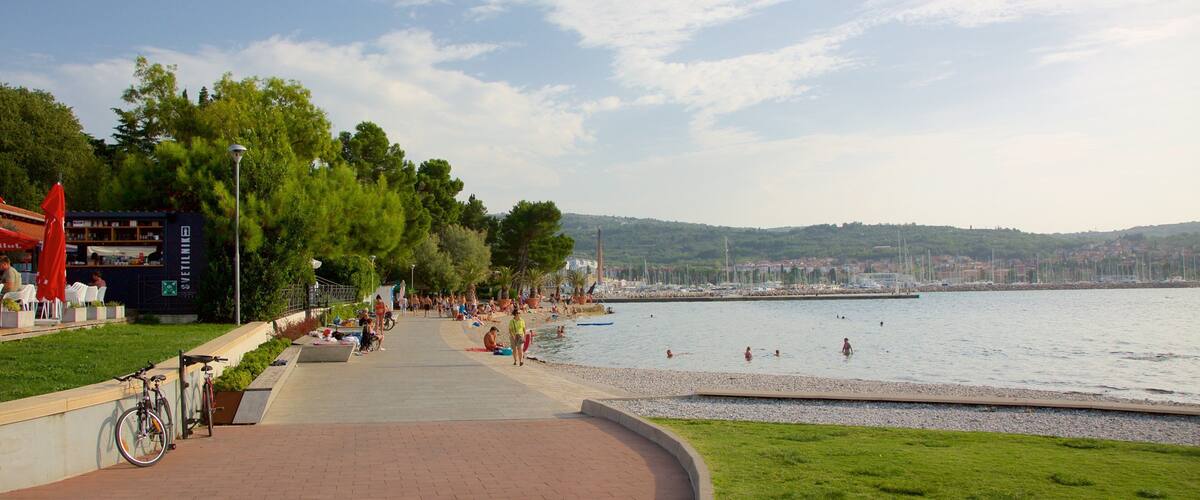Leuchtturmpark das einen Küstenort, Schwimmen und allgemeine Küstenansicht