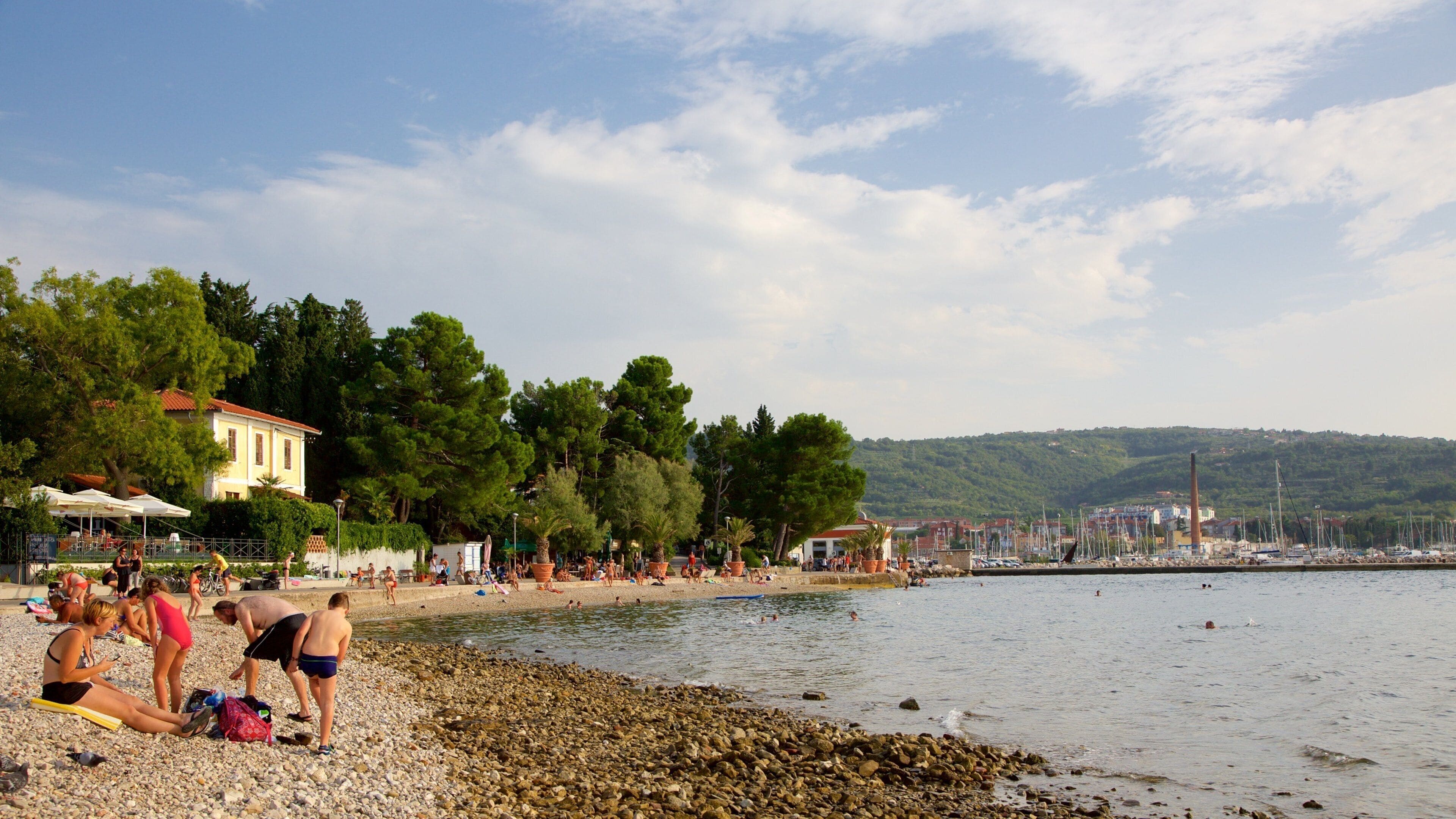 Công viên Lighthouse cho thấy bãi biển sỏi và thị trấn duyên hải cũng như nhóm nhỏ