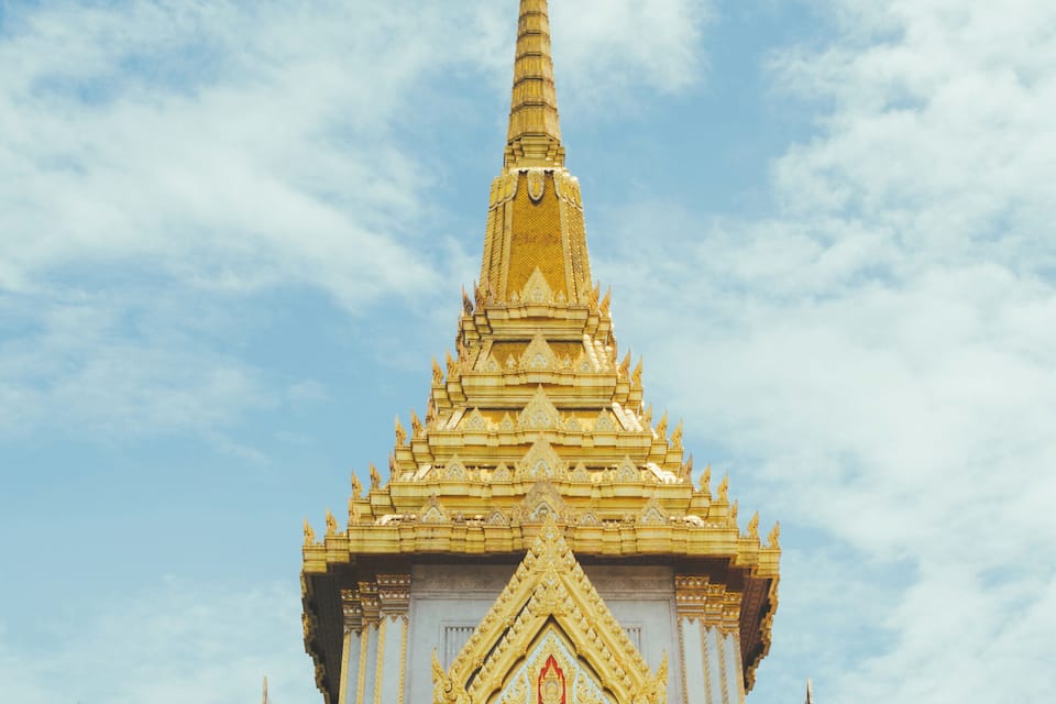 Um templo dourado com uma torre alta e arquitetura elaborada.