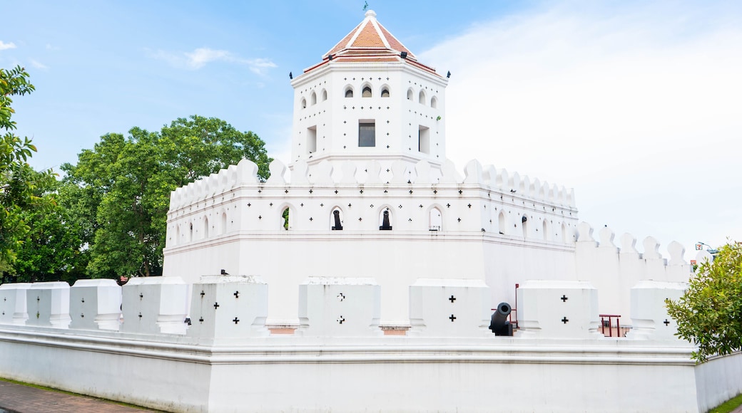 Phra Sumen Fort is located at Santi Chai Prakan Park on the corner of Phra Arthit Road