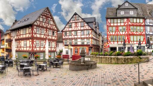 Ensemble von Fachwerkhäusern, am Kornmarkt in der historischen Altstadt von Wetzlar, Hessen mit einem menschleeren Straßencafe