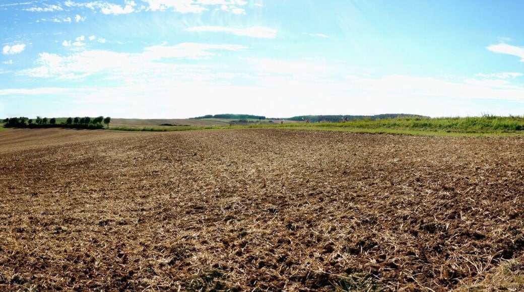 Die Felder sind abgeerntet und die strahlende Sonne regt dazu an, mit dem Fotoapparat die Landschaft zu erkunden. Deswegen hier mal ein Panorama, aufgenommen nahe Hober-Ramstadt in der Nähe von Darmstadt. Der Blickt geht von hier fast über den ganzen Odenwald. Das Panorama wurde mit Hugin aus 18 Einzelbildern zusammen gesetzt. A Panorama made with Hugin out of 18 images. It features the landscape near Ober-Ramstadt (Darmstadt, Germany). The view goes the the famous Odenwald.