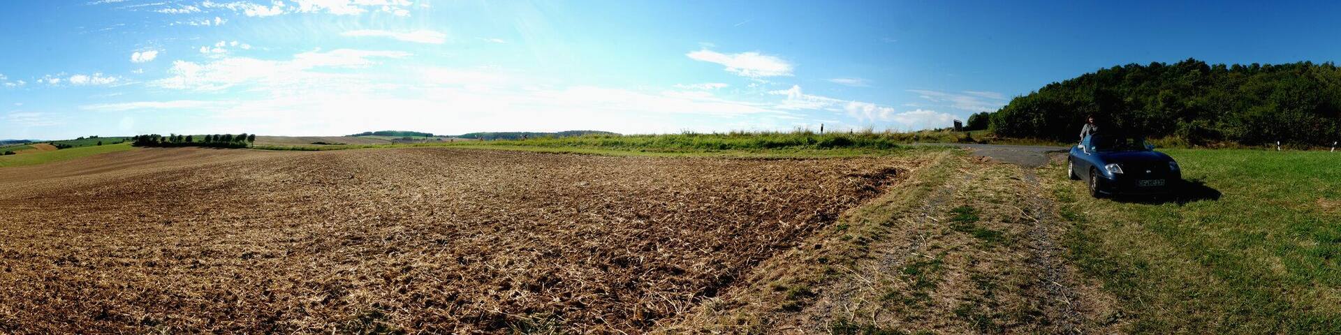 Die Felder sind abgeerntet und die strahlende Sonne regt dazu an, mit dem Fotoapparat die Landschaft zu erkunden. Deswegen hier mal ein Panorama, aufgenommen nahe Hober-Ramstadt in der NĂ€he von Darmstadt. Der Blickt geht von hier fast ĂŒber den ganzen Odenwald. Das Panorama wurde mit Hugin aus 18 Einzelbildern zusammen gesetzt. A Panorama made with Hugin out of 18 images. It features the landscape near Ober-Ramstadt (Darmstadt, Germany). The view goes the the famous Odenwald.