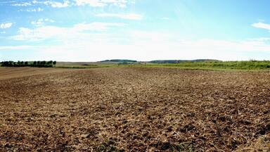 Die Felder sind abgeerntet und die strahlende Sonne regt dazu an, mit dem Fotoapparat die Landschaft zu erkunden. Deswegen hier mal ein Panorama, aufgenommen nahe Hober-Ramstadt in der Nähe von Darmstadt. Der Blickt geht von hier fast über den ganzen Odenwald. Das Panorama wurde mit Hugin aus 18 Einzelbildern zusammen gesetzt. A Panorama made with Hugin out of 18 images. It features the landscape near Ober-Ramstadt (Darmstadt, Germany). The view goes the the famous Odenwald.