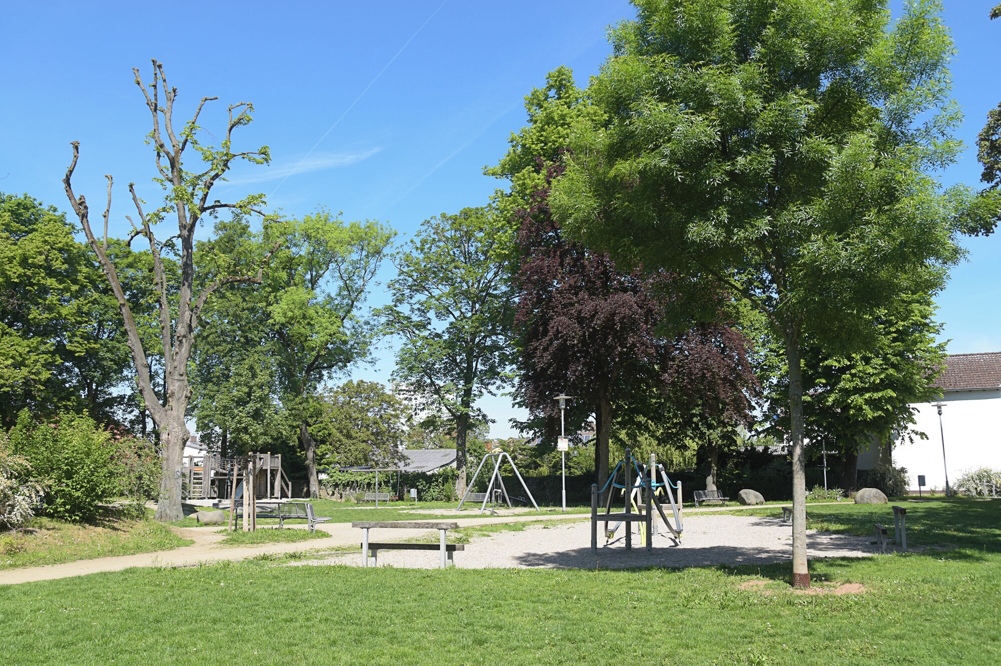 Denkmalgeschütztes Gelände wegen ehem. Friedhof, heute Park und Kinderspielplatz