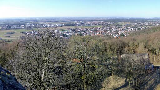 120°-Panoramablick vom Bergfried des Alsbacher Schlosses nach Nordnordwesten; Bildmitte Alsbach, dahinter Bickenbach; mittig links Hähnlein; mittig rechts Seeheim-Jugenheim, dahinter rechts der Langenberg; in der Ferne der Taunus