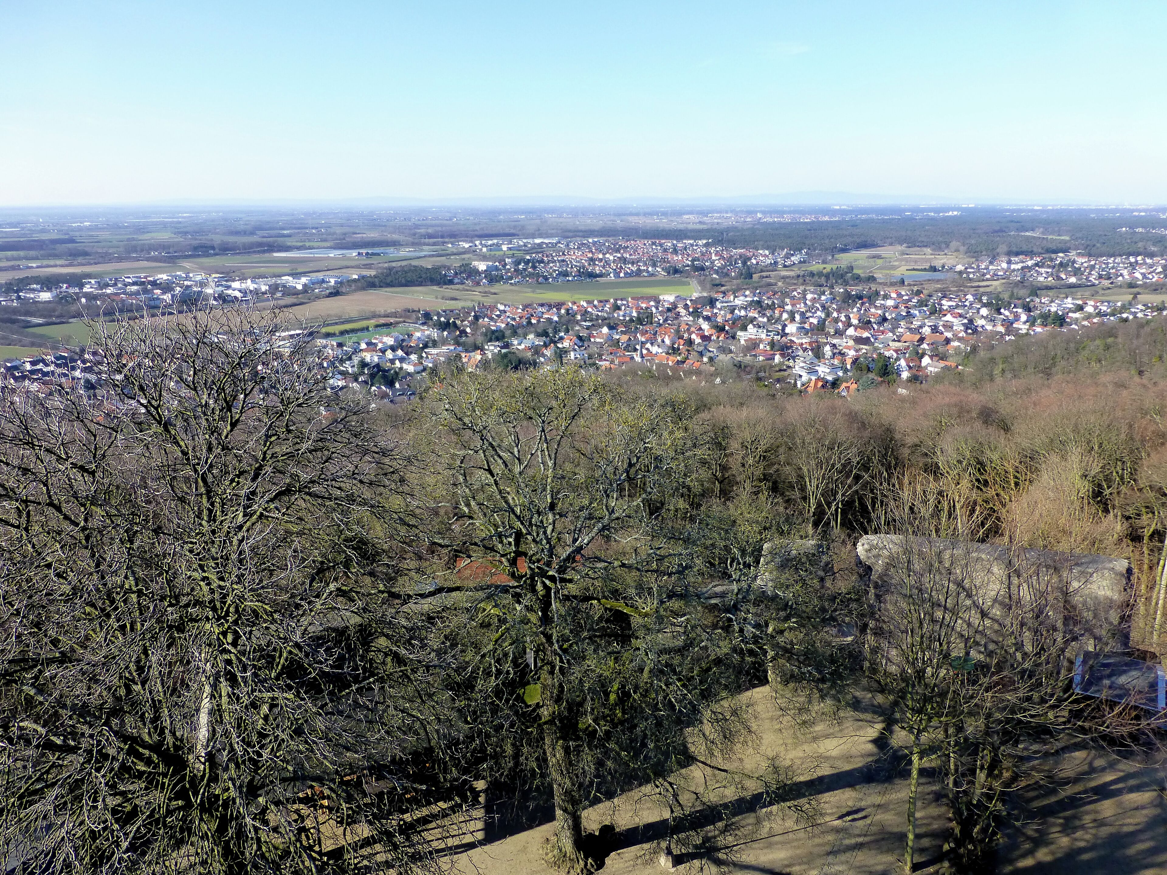 Blick vom Bergfried des Alsbacher Schlosses nach Nordnordwesten; vorne Alsbach, mittig dahinter Bickenbach; weiter entfernt mittig rechts Pfungstadt und am Horizont der Taunus