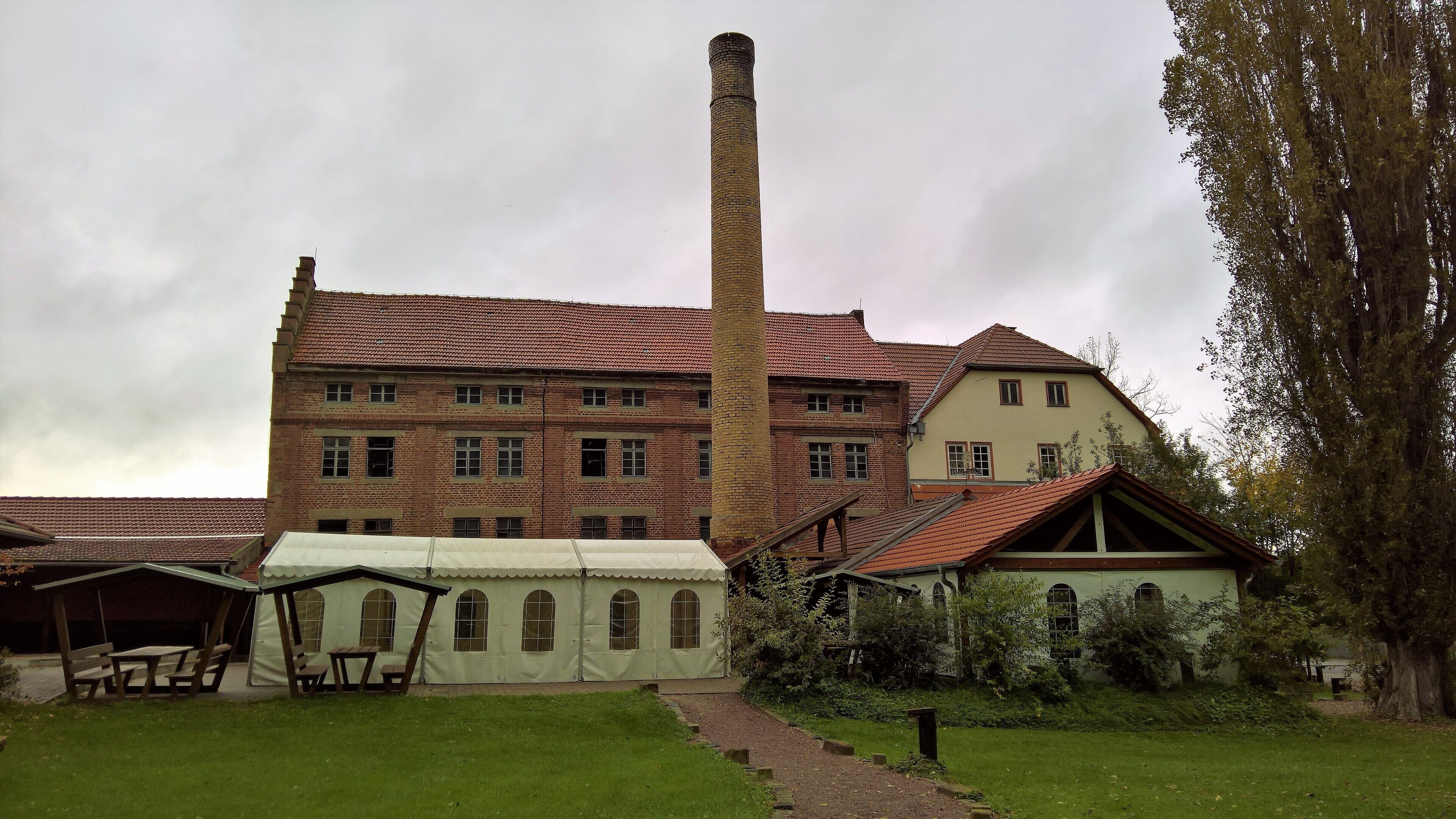 Die Haxenmühle: Kultur- und Industriedenkmal in Groß-Umstadt an der B45, Blickrichtung Nordwesten auf das Mühlenhaus/Turbinenhaus/Schornstein/Wohnhaus rechts