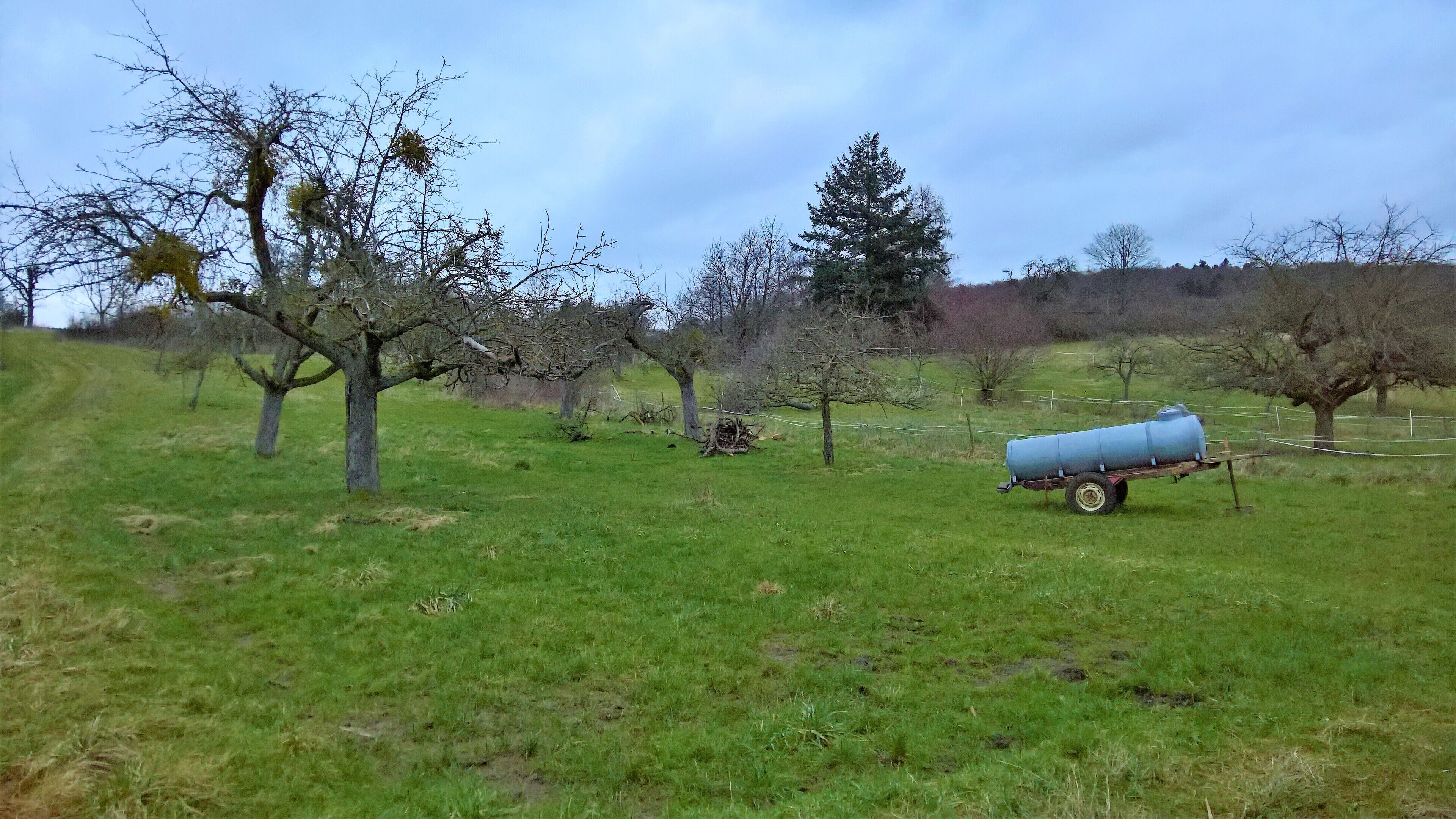 Das Tal der Wächtersbach mit Blick zur Stelle der heutigen Wüstung (Hangrückseite) und des ehemaligen Dorfes Wächtersbach mit eigener Gemarkung; 1504 in der Bayerischen Fehde untergegangen.