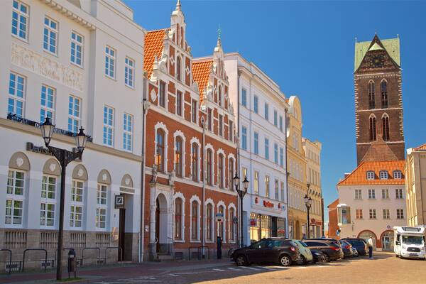 Piazza del Mercato di Wilsmer mostrando oggetti d\'epoca