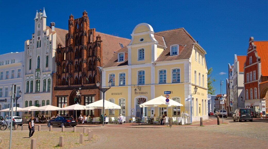 Wilsmer Market Square showing heritage elements