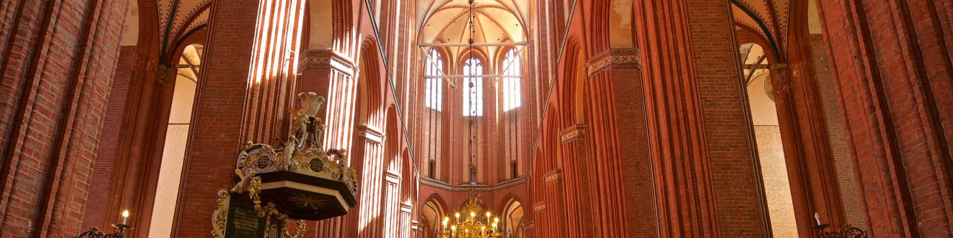 St-Nikolai-Kirche which includes a church or cathedral, heritage elements and interior views