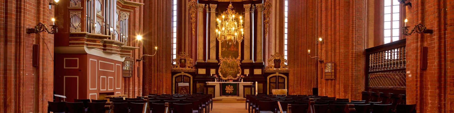 St-Nikolai-Kirche showing interior views, heritage elements and a church or cathedral