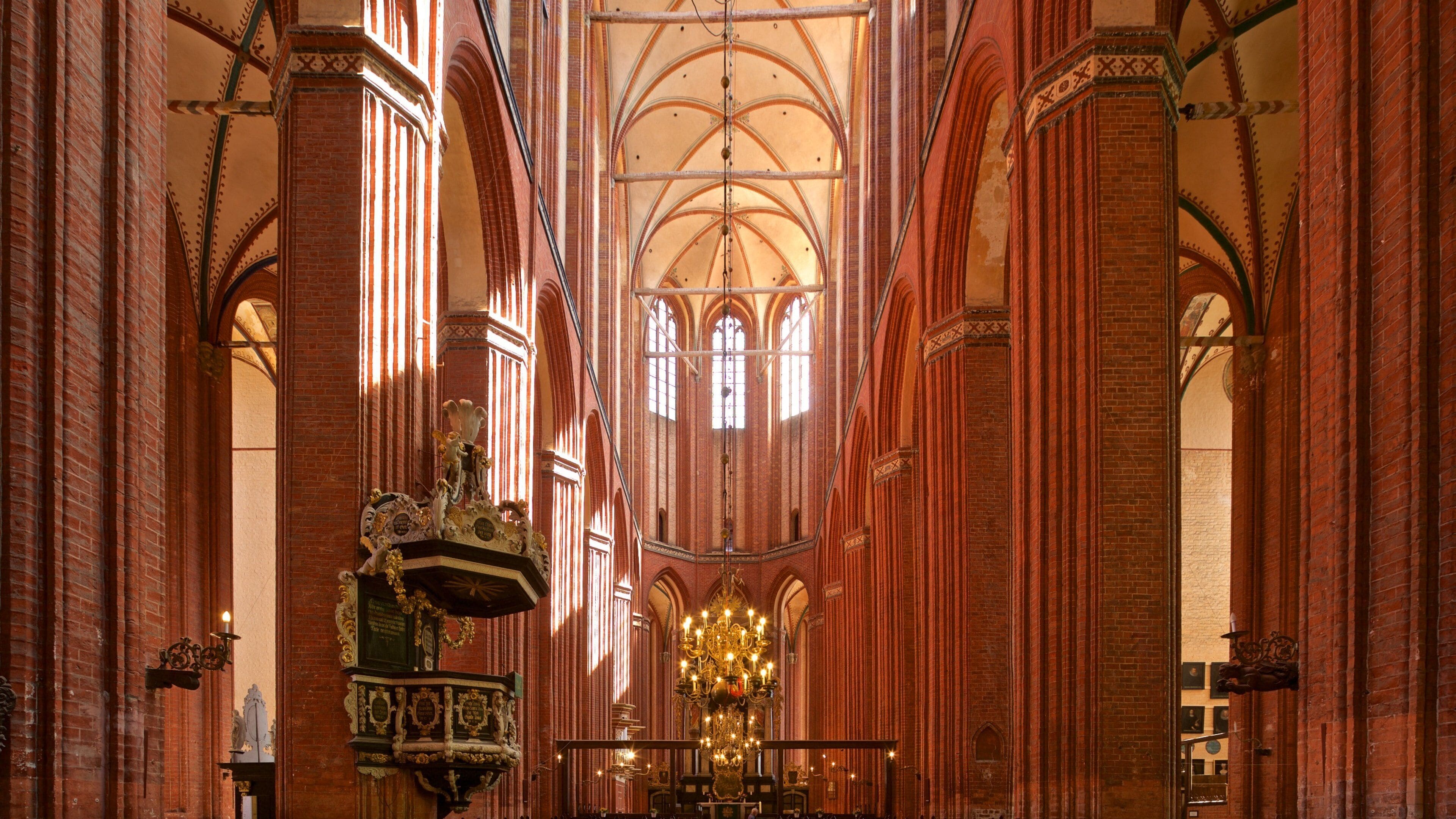 St-Nikolai-Kirche 表示 屋内の眺め, 遺跡・遺産 と 教会あるいは大聖堂