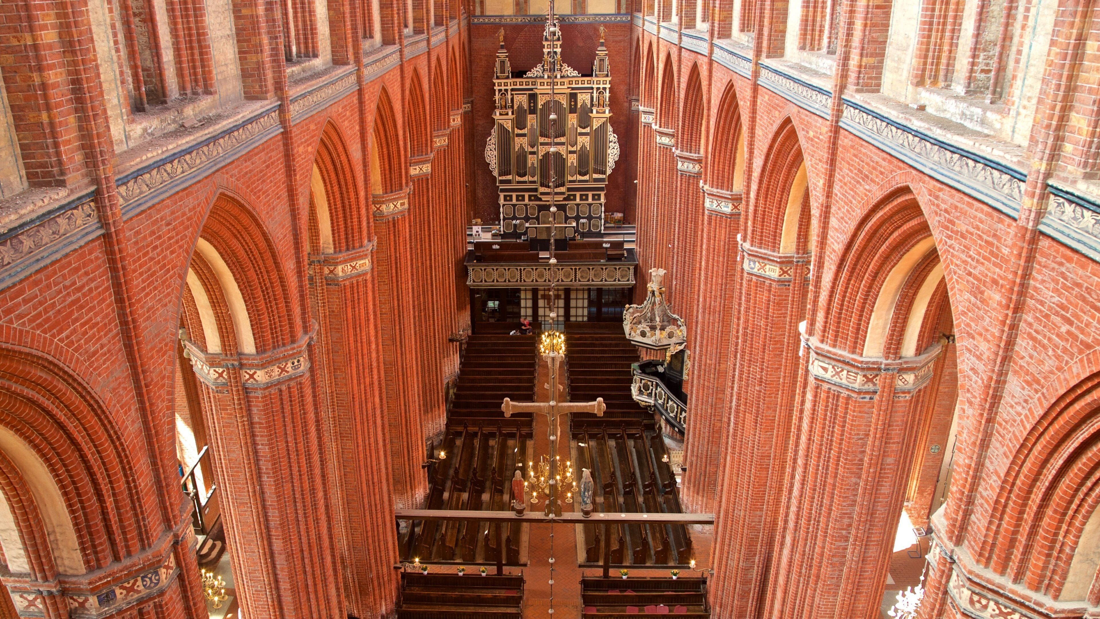 St-Nikolai-Kirche showing interior views, a church or cathedral and heritage elements