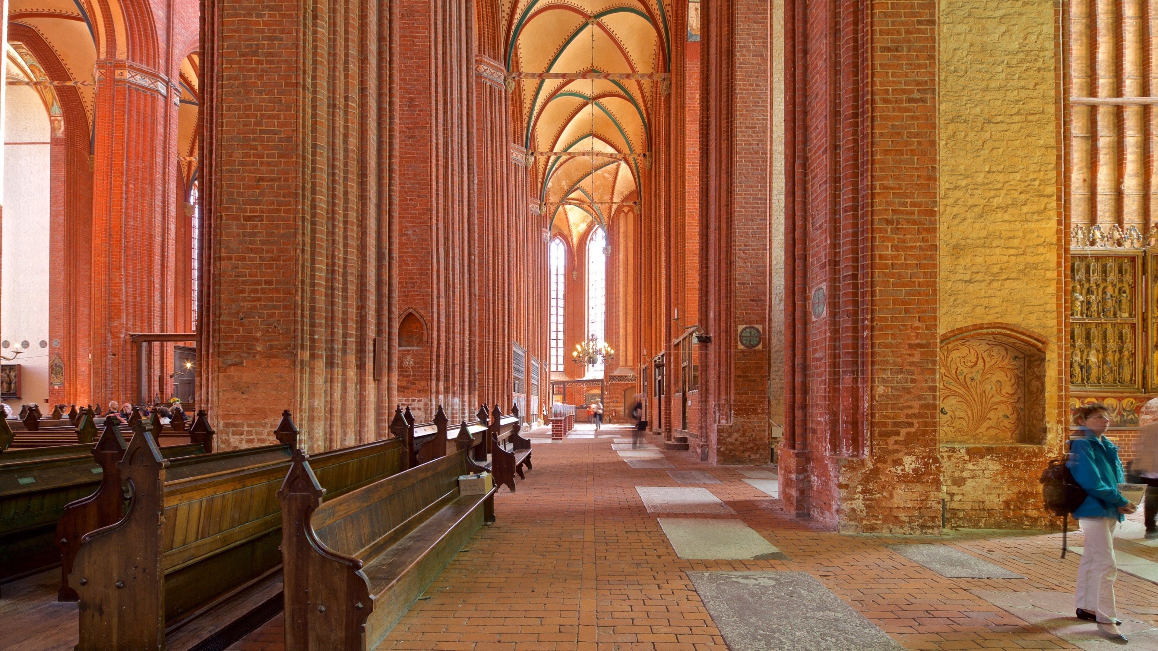 St-Nikolai-Kirche ofreciendo vistas de interior, elementos patrimoniales y una iglesia o catedral