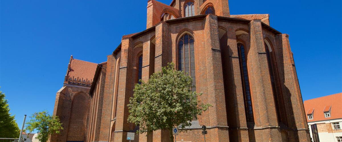 St-Nikolai-Kirche som inkluderer kirke eller katedral og historisk arkitektur