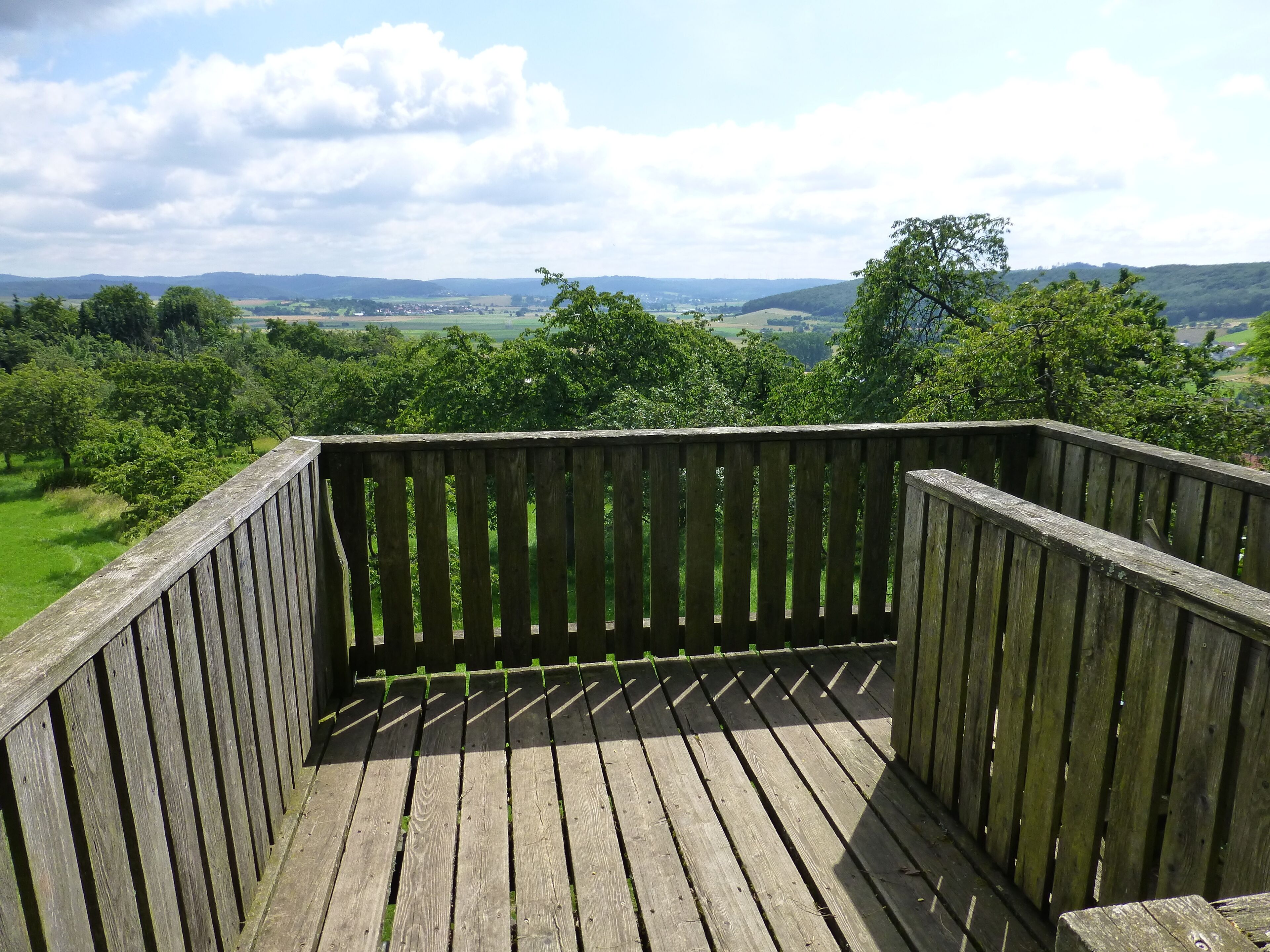Blick vom Aussichtsturm bei Düdelsheim nach Osten zum Südwestrand des Vogelsbergs; mittig links Büches, rechts dahinter Büdingen (teils verdeckt)