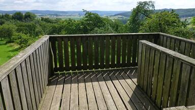 Blick vom Aussichtsturm bei Düdelsheim nach Osten zum Südwestrand des Vogelsbergs; mittig links Büches, rechts dahinter Büdingen (teils verdeckt)