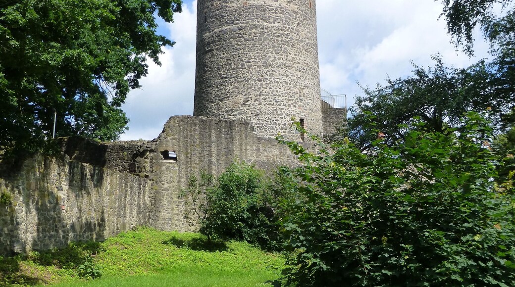 Bergfried der Burg Lißberg; Südansicht vom vorderen Burghof