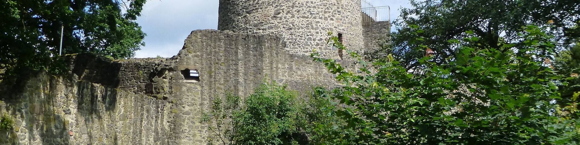 Bergfried der Burg Lißberg; Südansicht vom vorderen Burghof