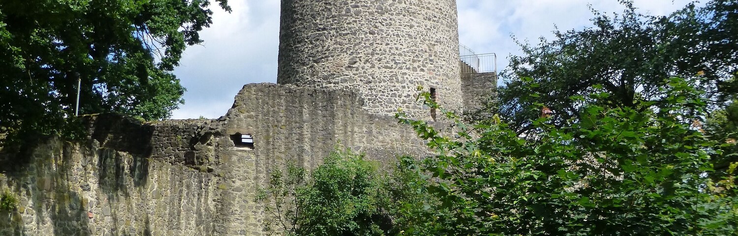 Bergfried der Burg Lißberg; Südansicht vom vorderen Burghof