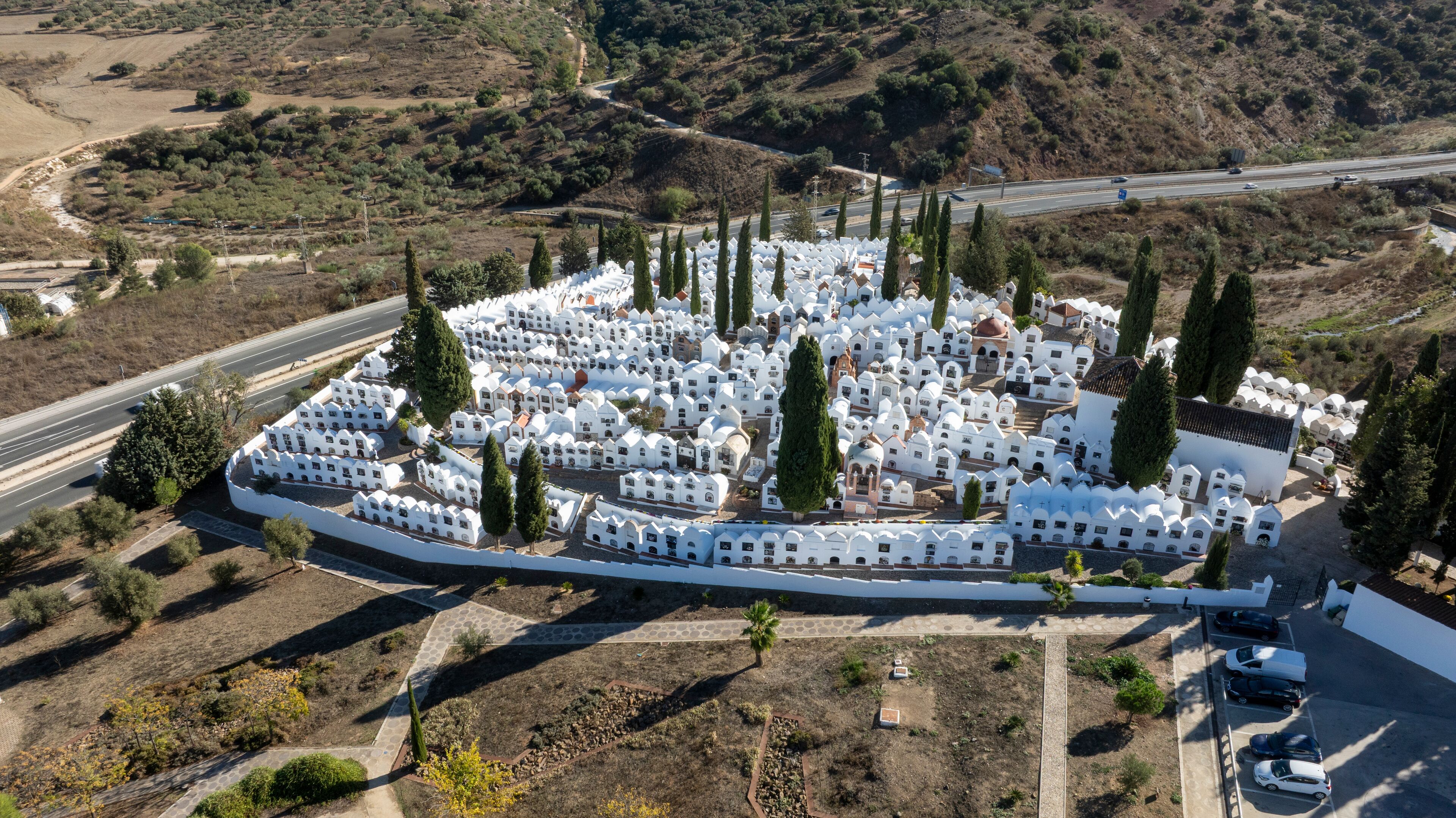 Vista aérea del famoso cementerio de Casabermeja en la provincia de Málaga, España	