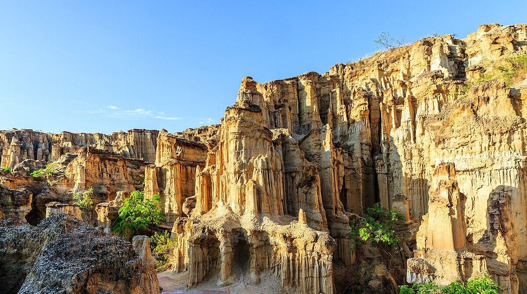 Mysterious Clay Forest in Yuanmou.
#神秘的五彩土林
https://twitter.com/Beautifulgx