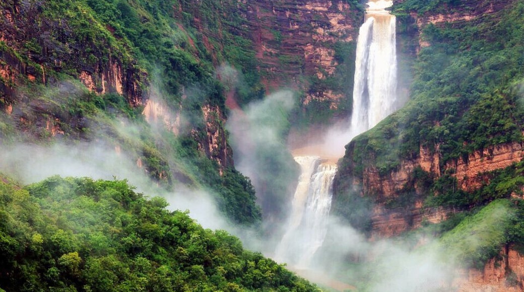 Amazing Santan Waterfall in Yunnan Province of China,falling in three stages and being wonderful and magnificent.
https://twitter.com/Beautifulgx