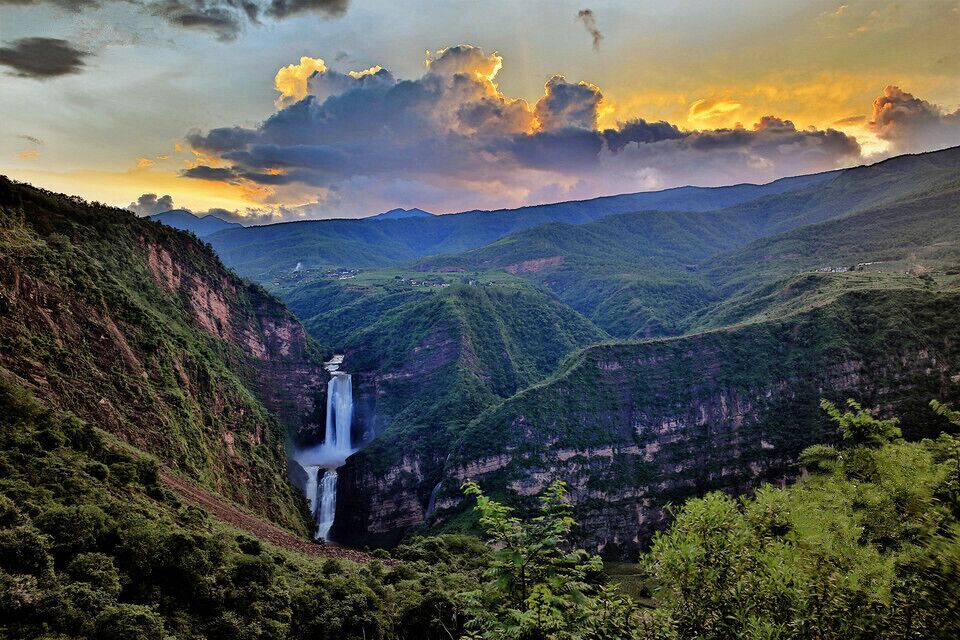 Amazing Santan Waterfall in Yunnan Province of China,falling in three stages and being wonderful and magnificent. 

https://twitter.com/Beautifulgx 