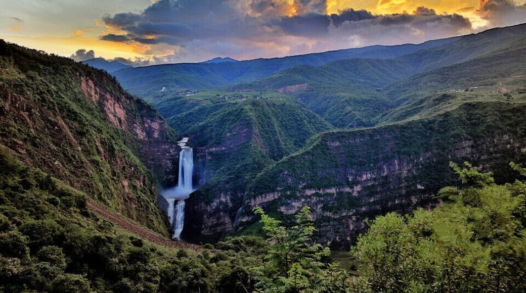 Amazing Santan Waterfall in Yunnan Province of China,falling in three stages and being wonderful and magnificent.
https://twitter.com/Beautifulgx