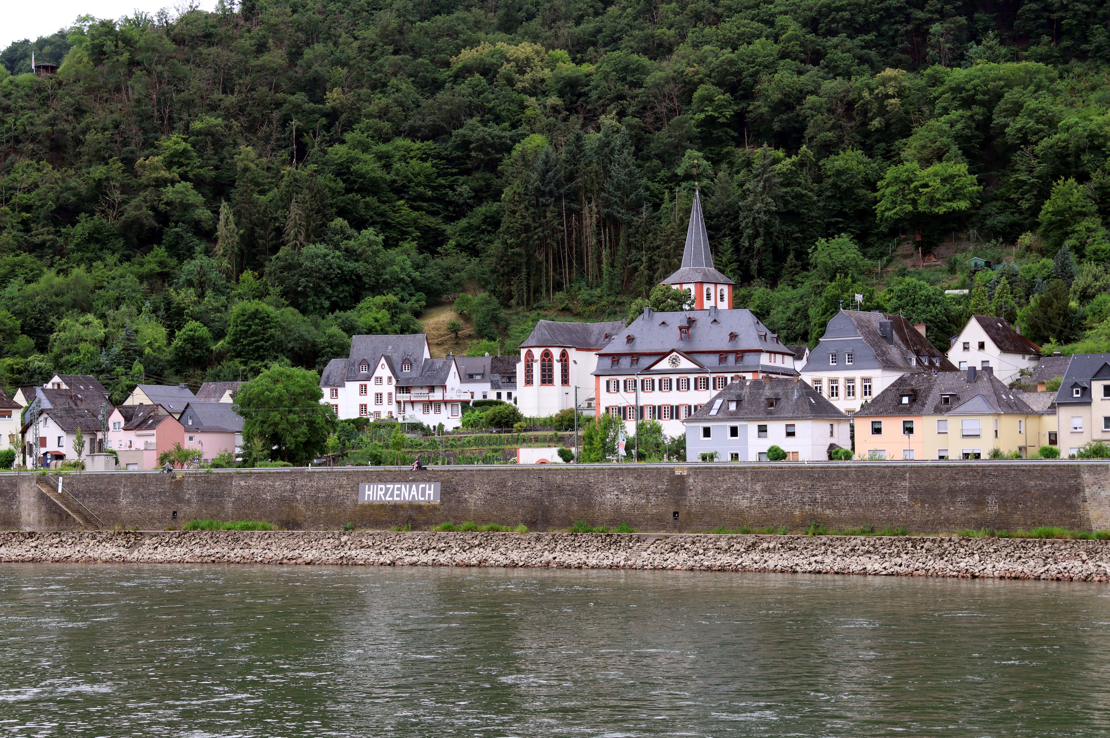 Blick auf den Weinort Hirzenach am Rhein im UNESCO-Welterbe Oberes Mittelrheintal in Rheinland-Pfalz. Historische Ortsansicht vom Rhein aus.