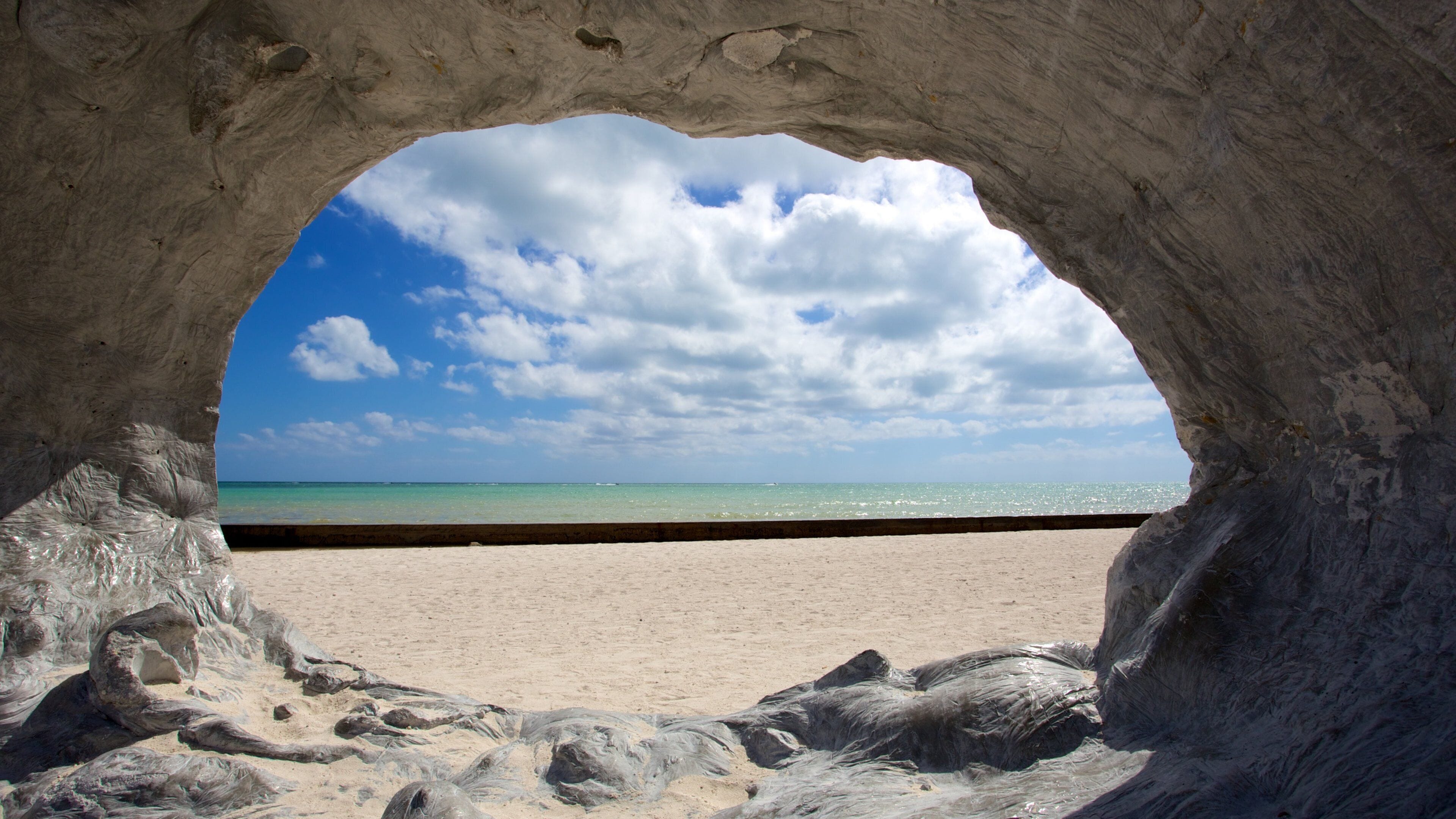 Higgs Beach featuring ranta ja luolat