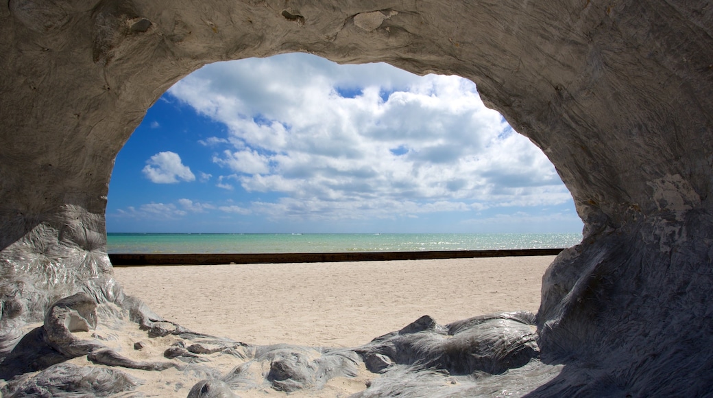 Higgs Beach featuring ranta ja luolat