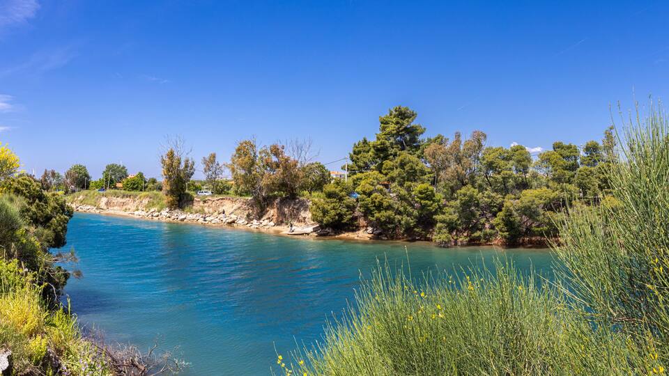 Panoramablick auf den Nea Potidea Kanal bei Frühjahrsblüte