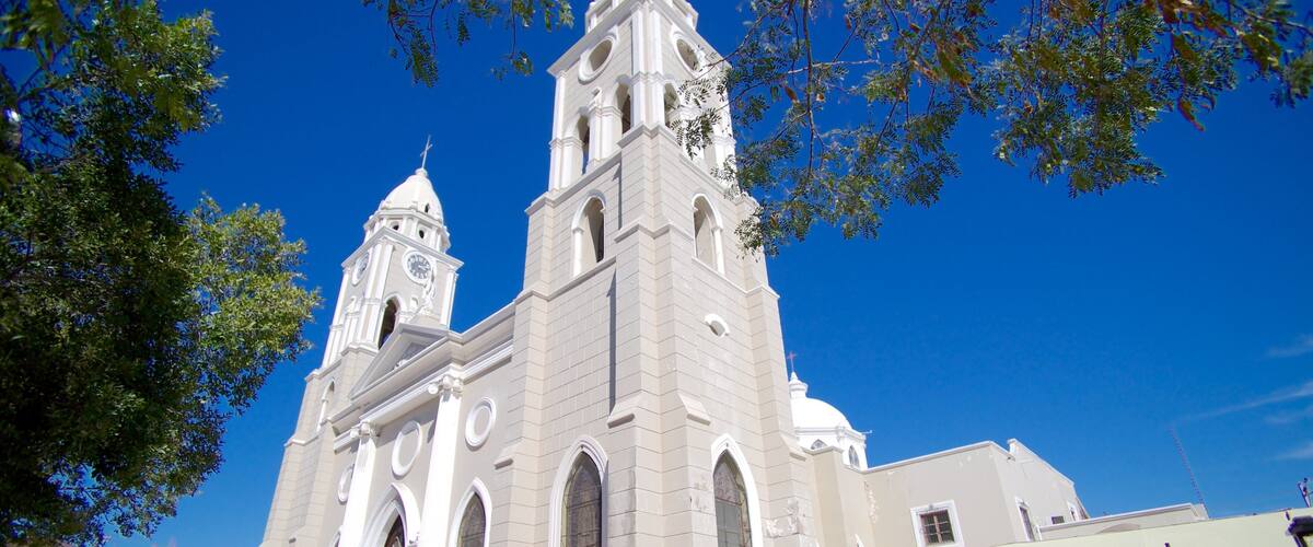 San Fernando Cathedral which includes a church or cathedral and street scenes