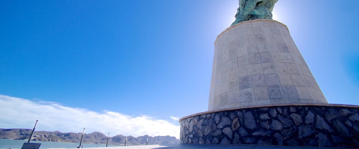 El Pescador caracterizando arte ao ar livre e uma estátua ou escultura
