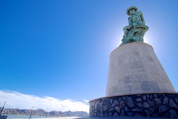 Statue du PĂȘcheur montrant statue ou sculpture et art en plein air