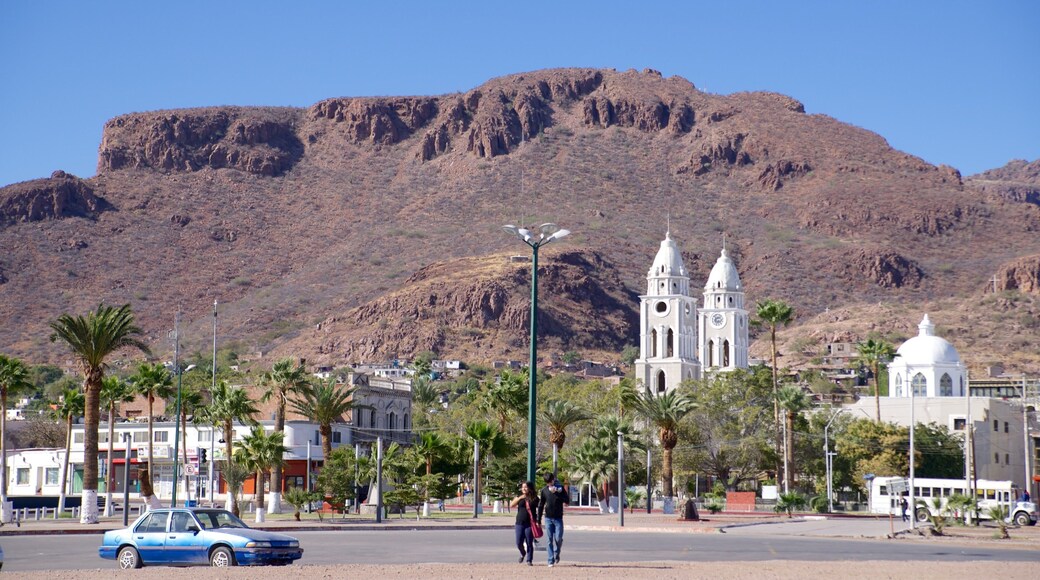 El Pescador mostrando uma cidade e cenas de rua