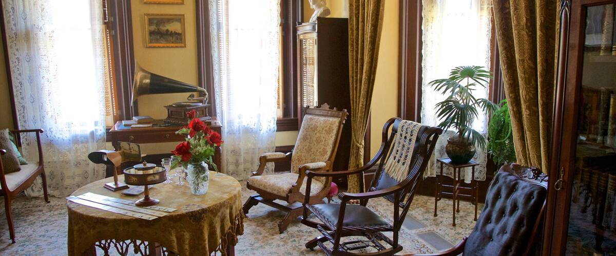 Naper Settlement Museum que inclui uma casa, elementos de patrimônio e vistas internas