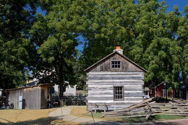 Naper Settlement Museum presenterar ett hus och historiska element