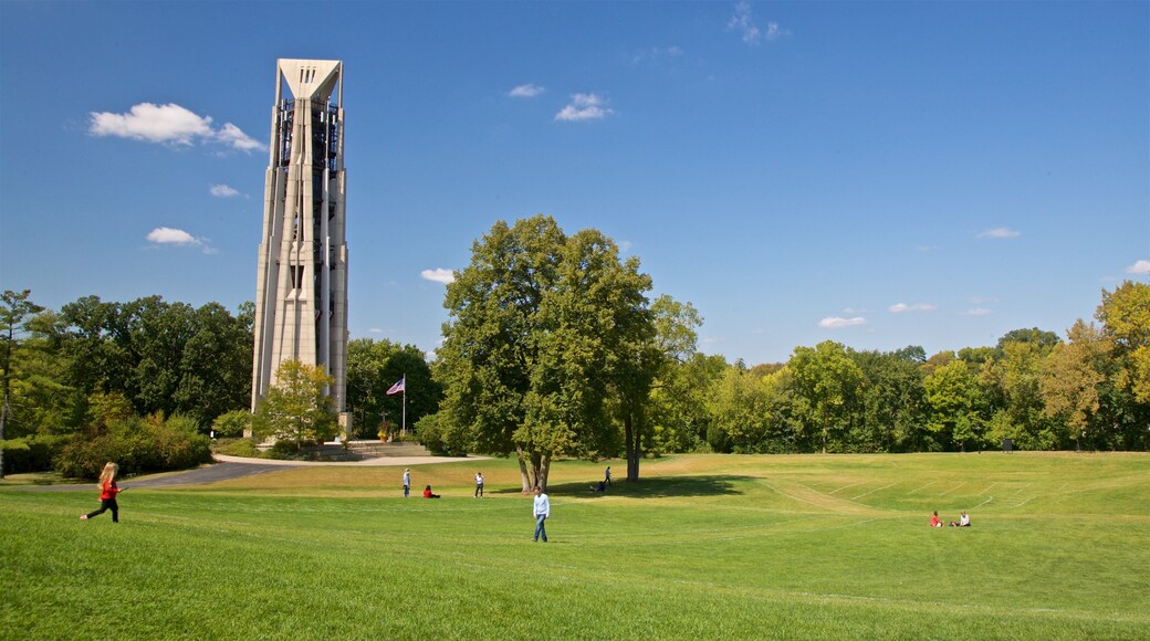 Torre Moser y Carillón del Milenio ofreciendo un parque y también un pequeño grupo de personas