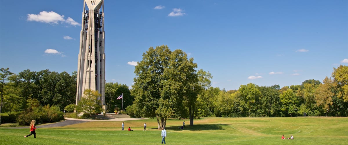 Moser Tower and Millennium Carillon mettant en vedette jardin aussi bien que petit groupe de personnes