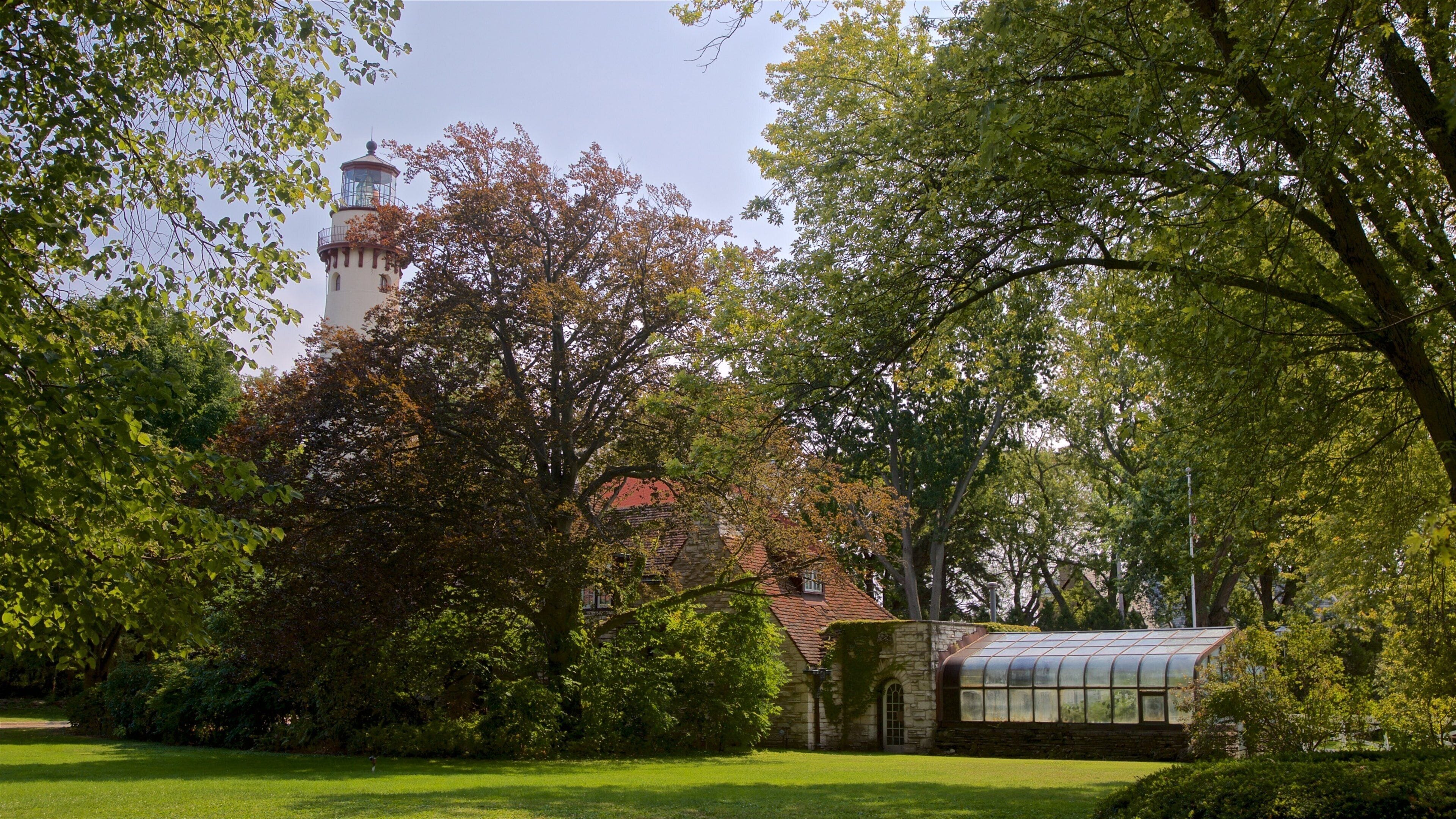 Grosse Point Lighthouse caracterizando um jardim