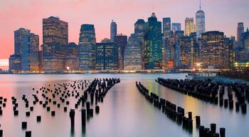 布魯克林大橋公園 呈现出 摩天大樓, 夕陽 和 河流或小溪