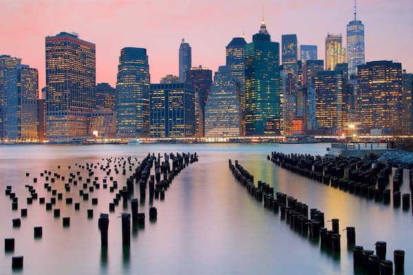 Brooklyn Bridge Park welches beinhaltet Hochhaus, Sonnenuntergang und Fluss oder Bach