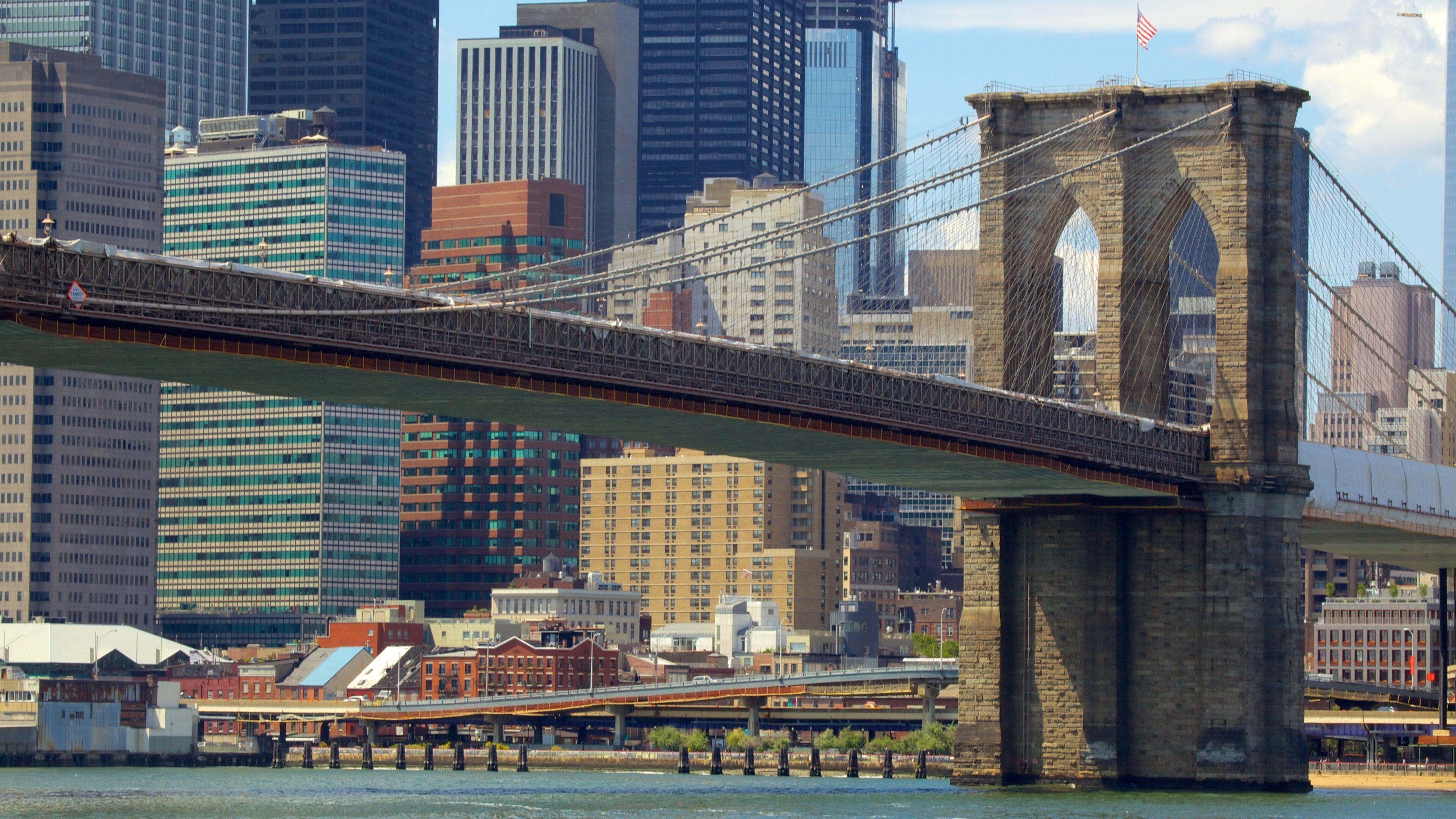 Brooklyn Bridge Park mit einem Brücke, Stadt und historische Architektur