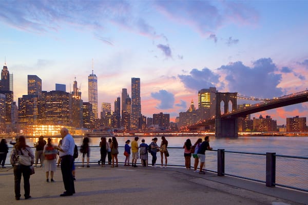 Brooklyn Heights Promenade welches beinhaltet Hochhaus, Fluss oder Bach und Sonnenuntergang