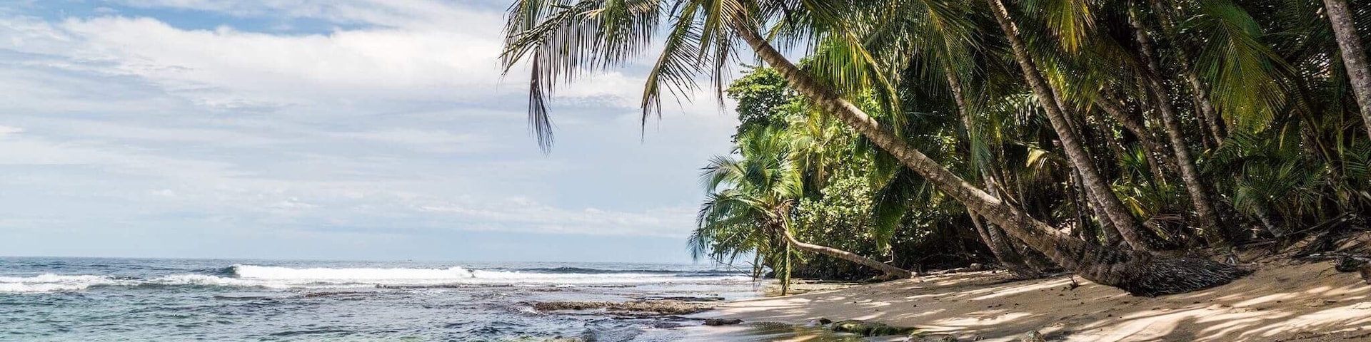 Empty beautiful beaches all around the caribbean side in Costa Rica, one of my favorite countries i have ever been. So peacfull everywhere❤️