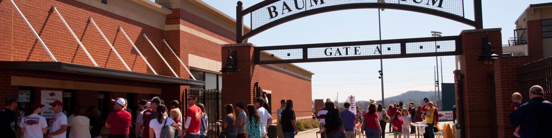Baum Stadium mit einem Beschilderung sowie große Menschengruppe